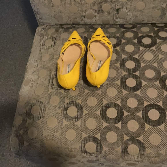 Manolo Blahnik 9 39 Yellow Leather Cutout Heels - Picture 2 of 2